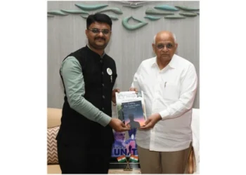Rushi Dave receiving award from Gujarat's CM Bhupendra Patel