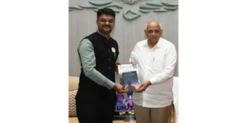Rushi Dave receiving award from Gujarat's CM Bhupendra Patel
