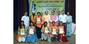 गुणवंत विद्यार्थ्यांसमवेत